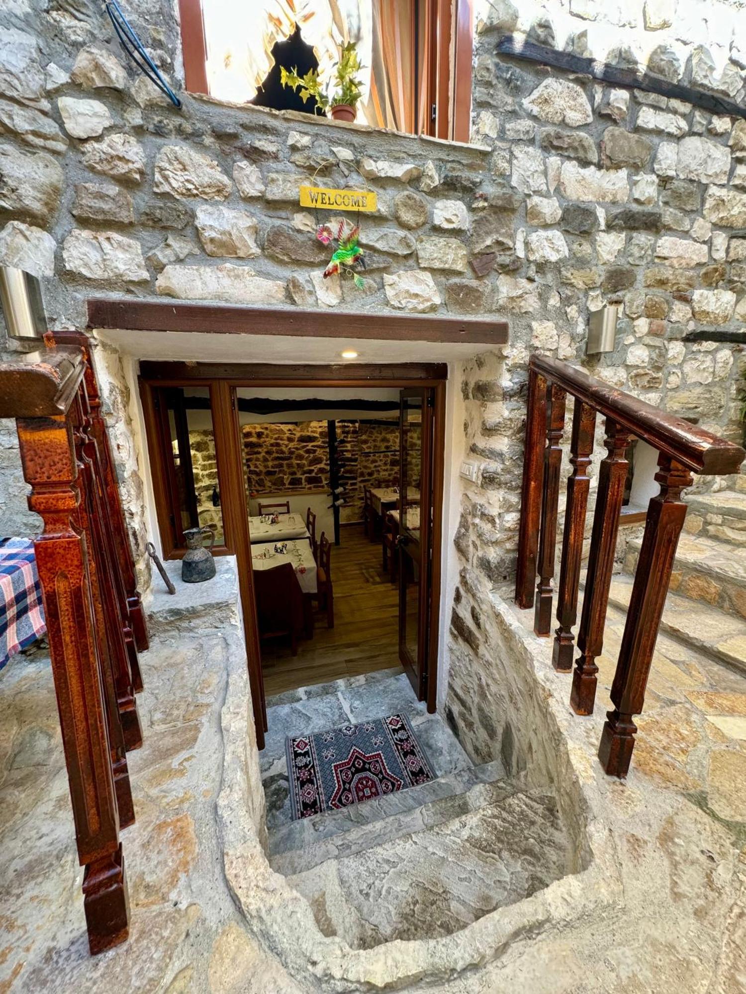 Restaurant & Guest House Semani Berat Exteriér fotografie