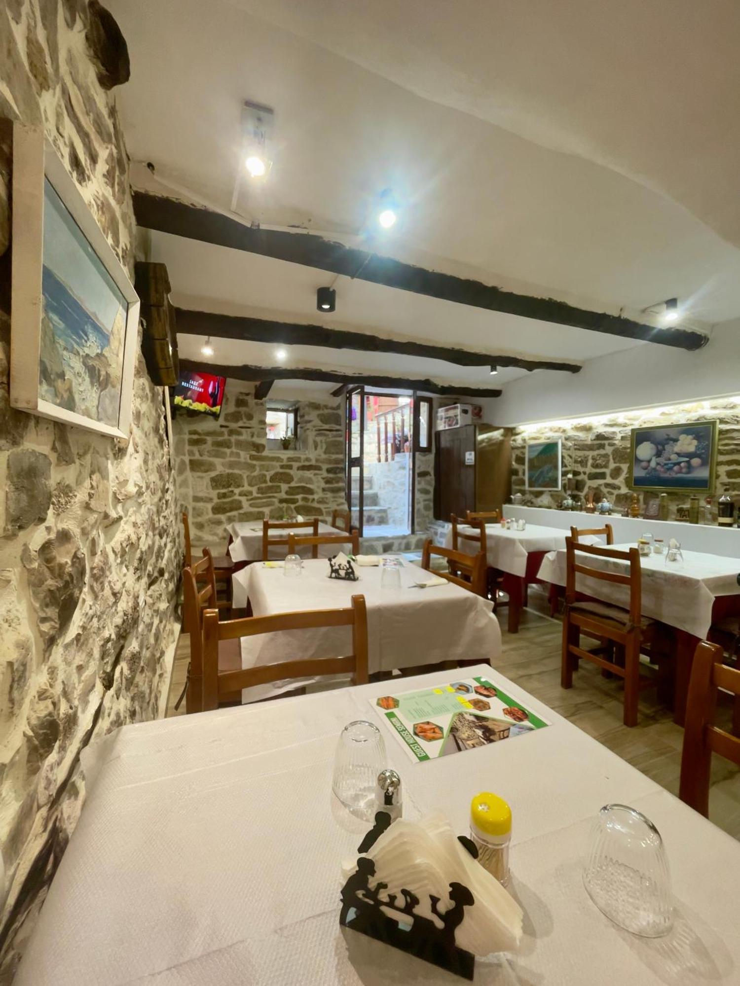 Restaurant & Guest House Semani Berat Exteriér fotografie