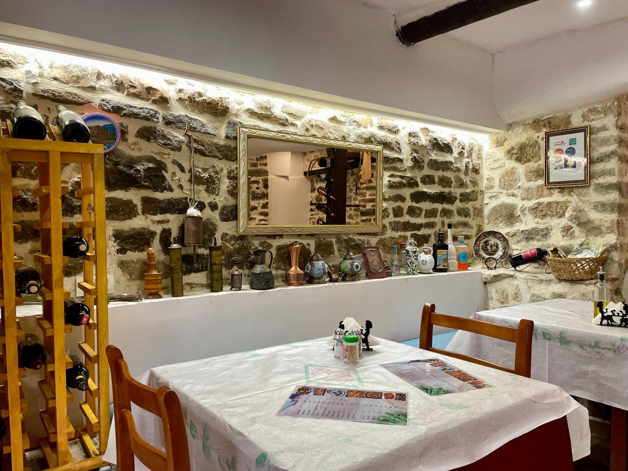 Restaurant & Guest House Semani Berat Exteriér fotografie
